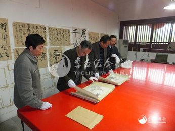 省文物局鉴定组的专家我馆进行馆藏文物鉴定