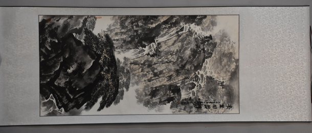 2015年张军《飞泉挂碧峰》卷轴