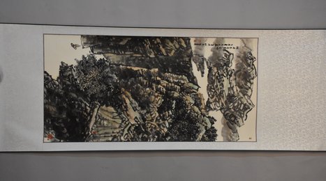 2015年张文华《轻舟已过万重山》卷轴