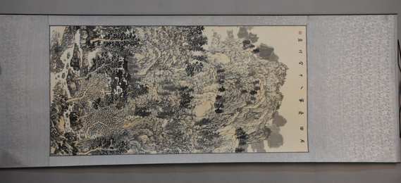 2015年梅启林《层峦叠翠》卷轴