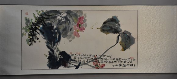 2015年颜泉《荷花》卷轴